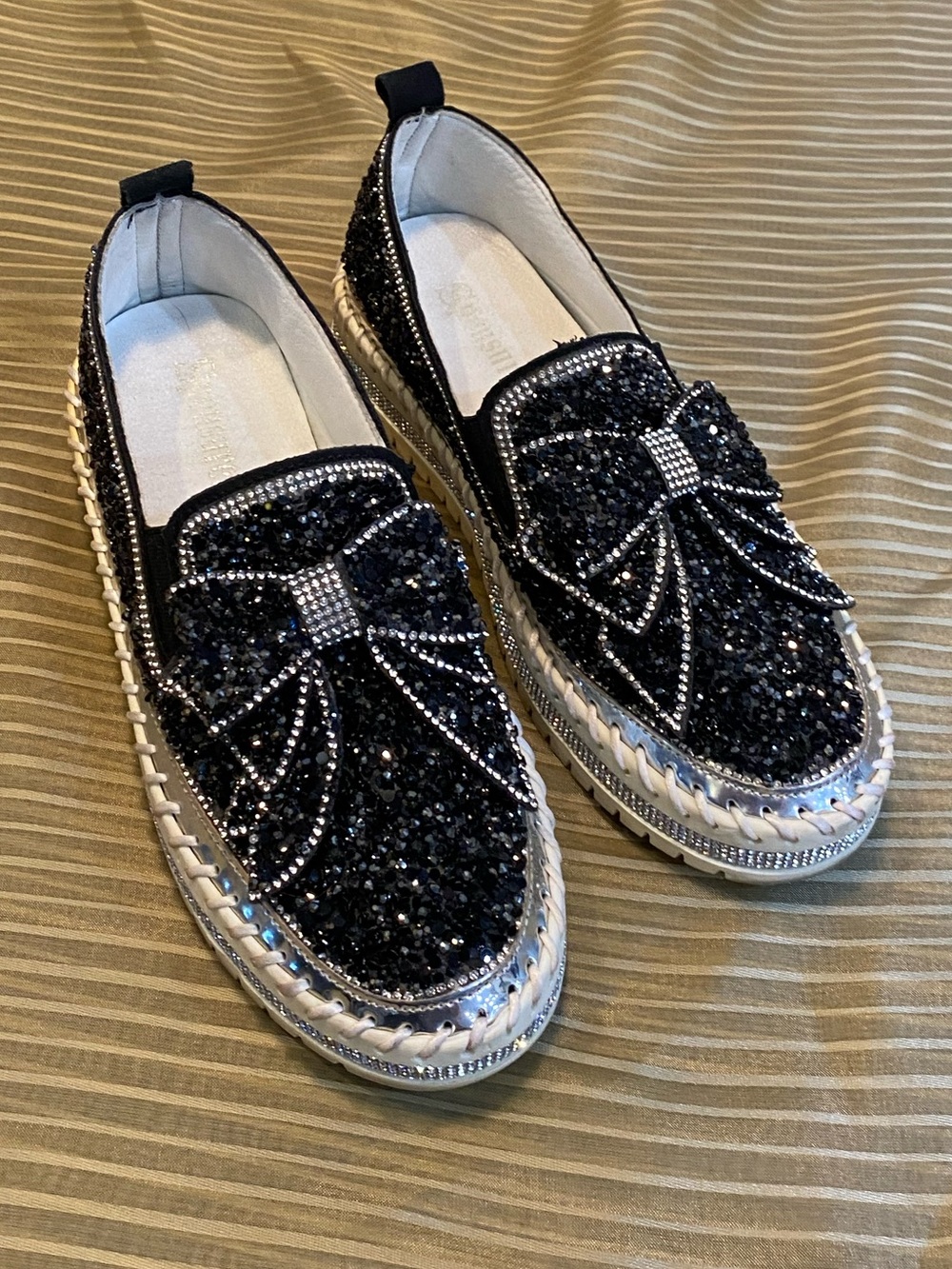 Women Black Crystal Bow Slip-On Loafers Flats, size 8.